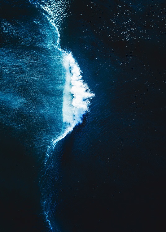 –Photograph of the ocean with a wave going through. 