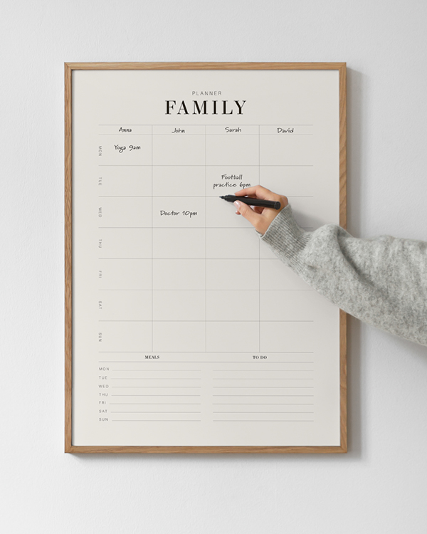– Text print with a weekly family planner, lists for meals and to-dos on a light beige background