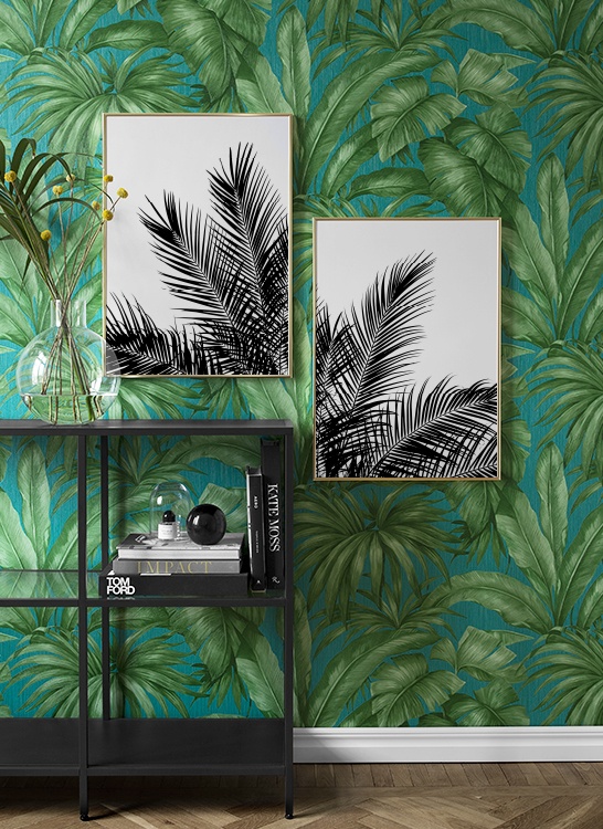 Hallway inspiration with palm wallpaper and black-and-white palm posters